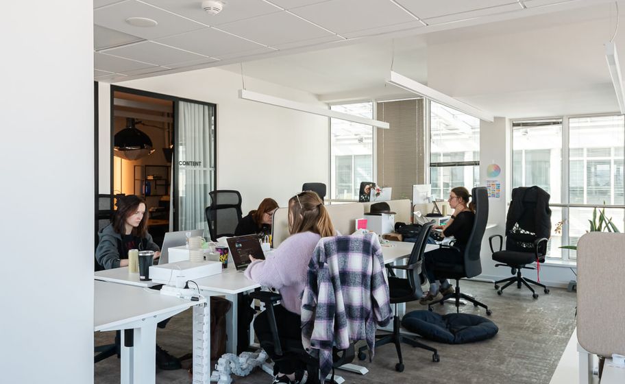 Open space kancelář CzechCrunch v Praze s bílými stoly