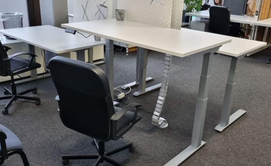 Bílé stoly s šedým podnožím v Hib coworkingu v Norimberku