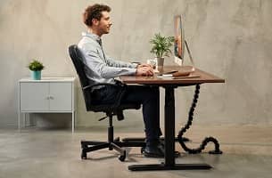 Jak správně sedět u počítače: průvodce zdravým sezením