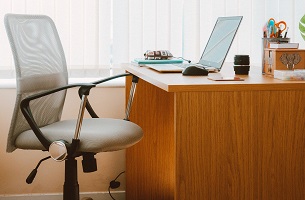 Jak vybrat kancelářskou židli: nosnost, materiál a další parametry