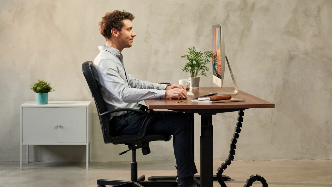 Jak správně sedět u počítače: průvodce zdravým sezením