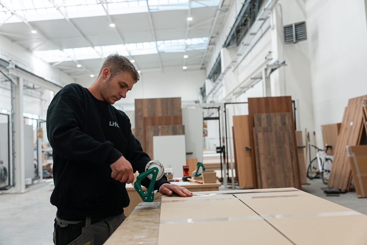 Sichere Verpackung einer Tischplatte nach Ma&szlig; bei Liftor