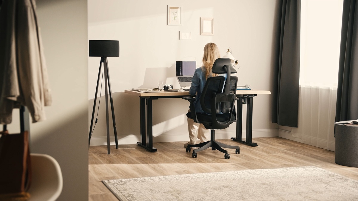 Ergonomiczne stanowisko pracy z fotelem biurowym i monitorem ustawionym na odpowiedniej wysokości