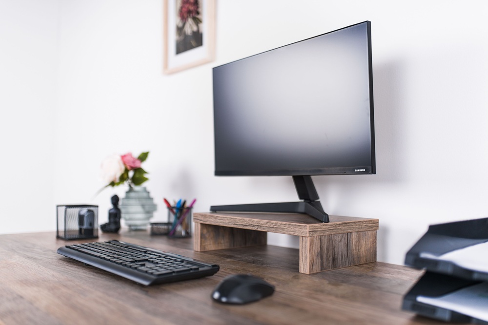 dřevěný podstavec pod monitor